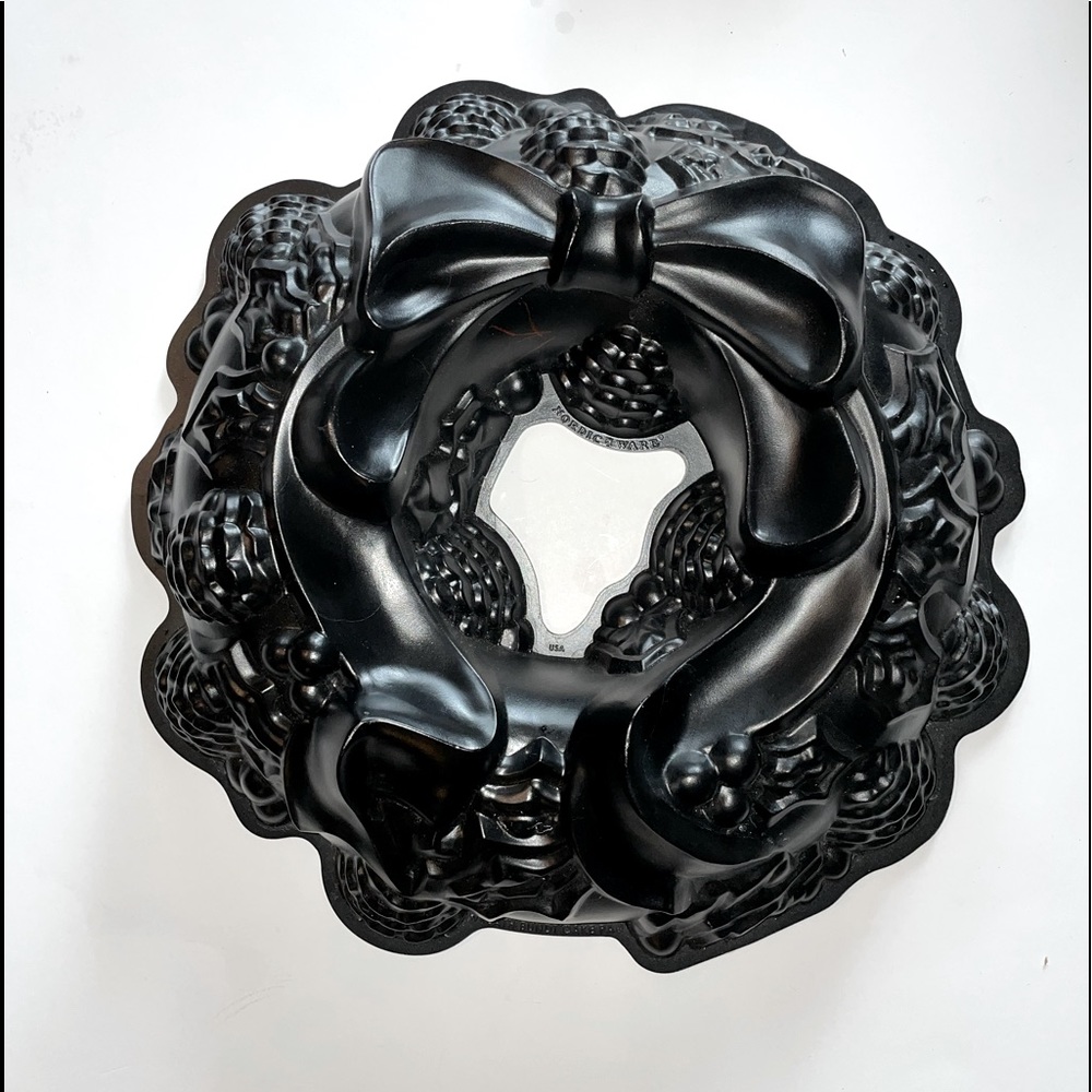 Nordic Ware Christmas Wreath Bundt Pan Pinecones holly